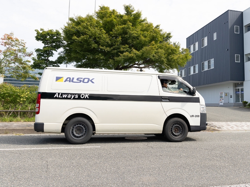 ALSOKの社用車が警備輸送をしている写真