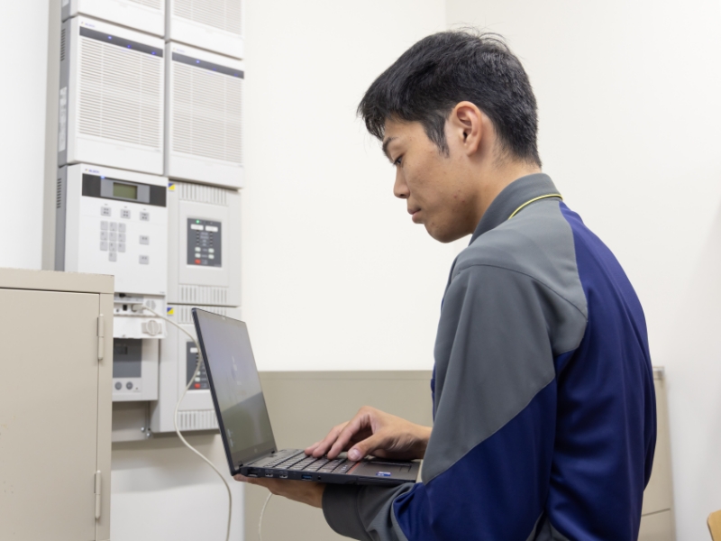 ALSOKのセキュリティエンジニアがPCを見ている写真