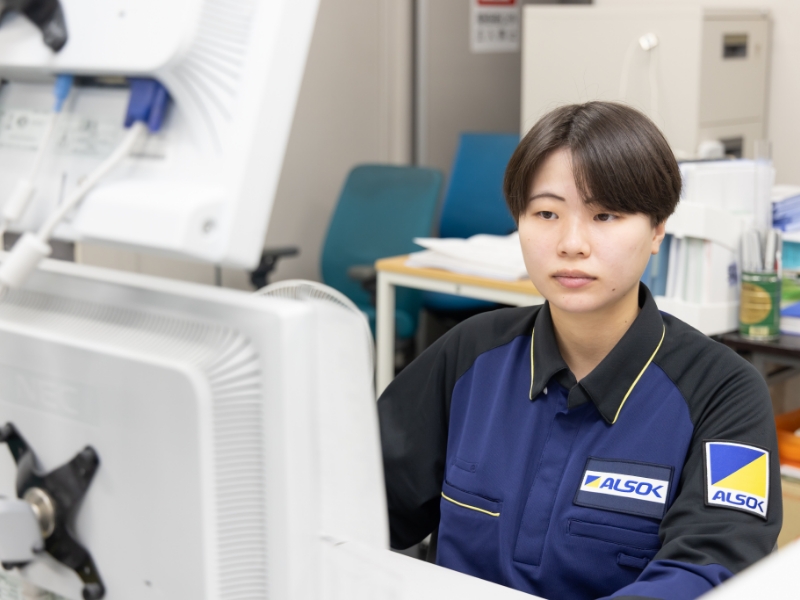 A.Iさんが電話を受けている写真