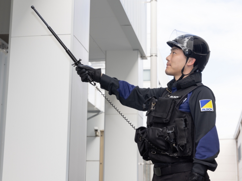 Y.Sさんが警棒を構えている写真