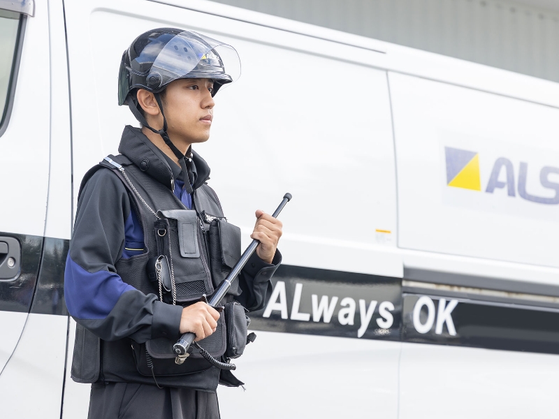 S.Aさんが警棒を構えている写真