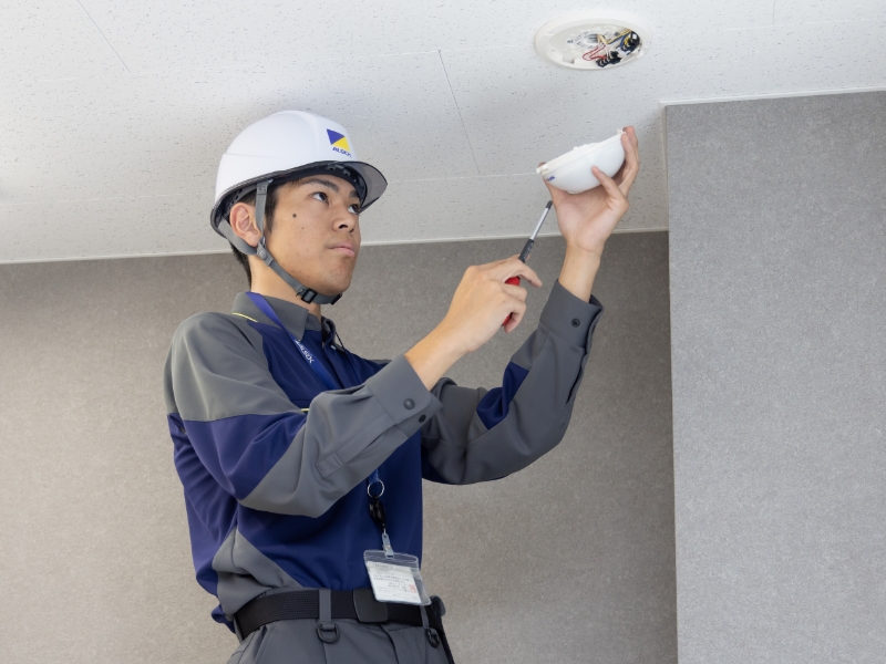 K.Aさんがセンサーをメンテナンスしている写真