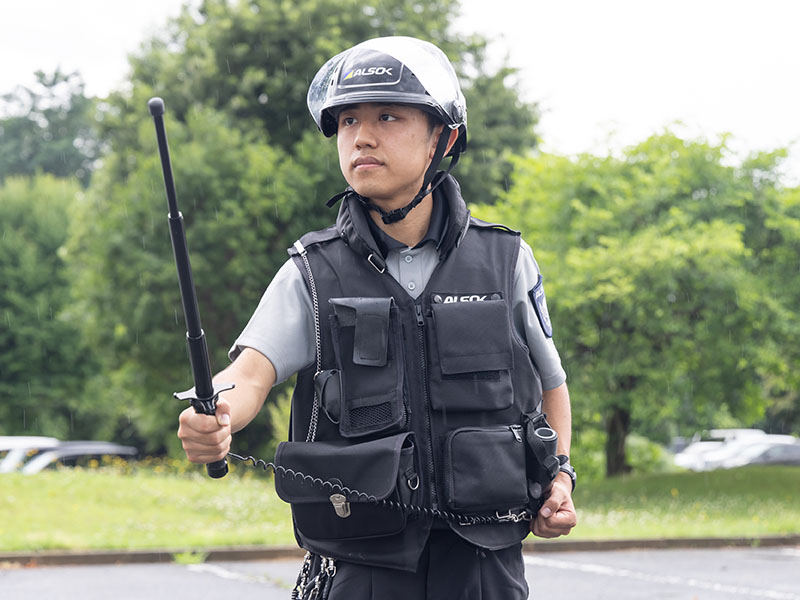 S.Aさんが警棒を構えている写真